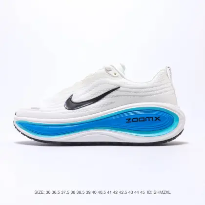 【公司级】耐克Nike Vomero Plus 反转Swoosh|跑鞋圈新王!厚底增高运动跑步鞋 时尚老爹鞋 这双Vomero Plus真的太绝了!反转Swoosh设计超有个性,缓震像踩云一样舒服,性价比吊打HOKA,跑渣必备啊!该鞋款采用创新设计,致敬Nike Run Club标志,并拥有升级的缓震科技,如ZoomX全大底和加厚后跟.中性色美学和3M反光条设计使其适合夜跑.此外,鞋垫内藏马拉松赛道图,鞋舌透气孔排成NRC字样,是耐克首次在跑鞋上使用反向Swoosh.市场预期该鞋款将成为年度断货王,与HOKA等品牌竞争. 货号: HV8150 ID:SHMZX